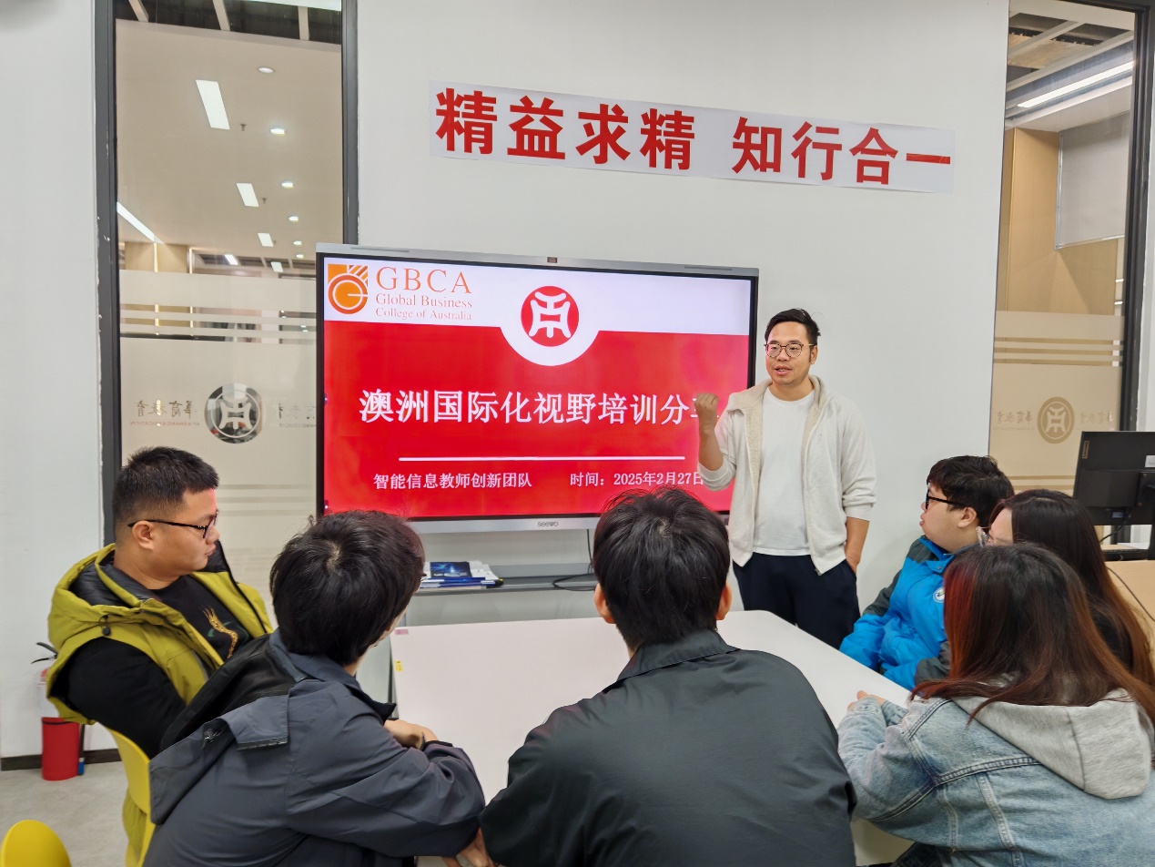 一群人正在听演讲描述已自动生成